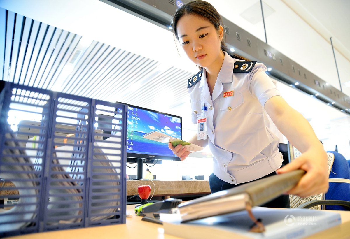 人力资源社会保障部办公厅等六部门关于印发《工作场所女职工特殊劳动保护制度（参考文本）》和《消除工作场所性骚扰制度（参考文本）》的通知